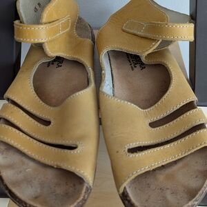 El Naturalista Mustard Yellow Leather Women's Hook-and-Loop Sandals